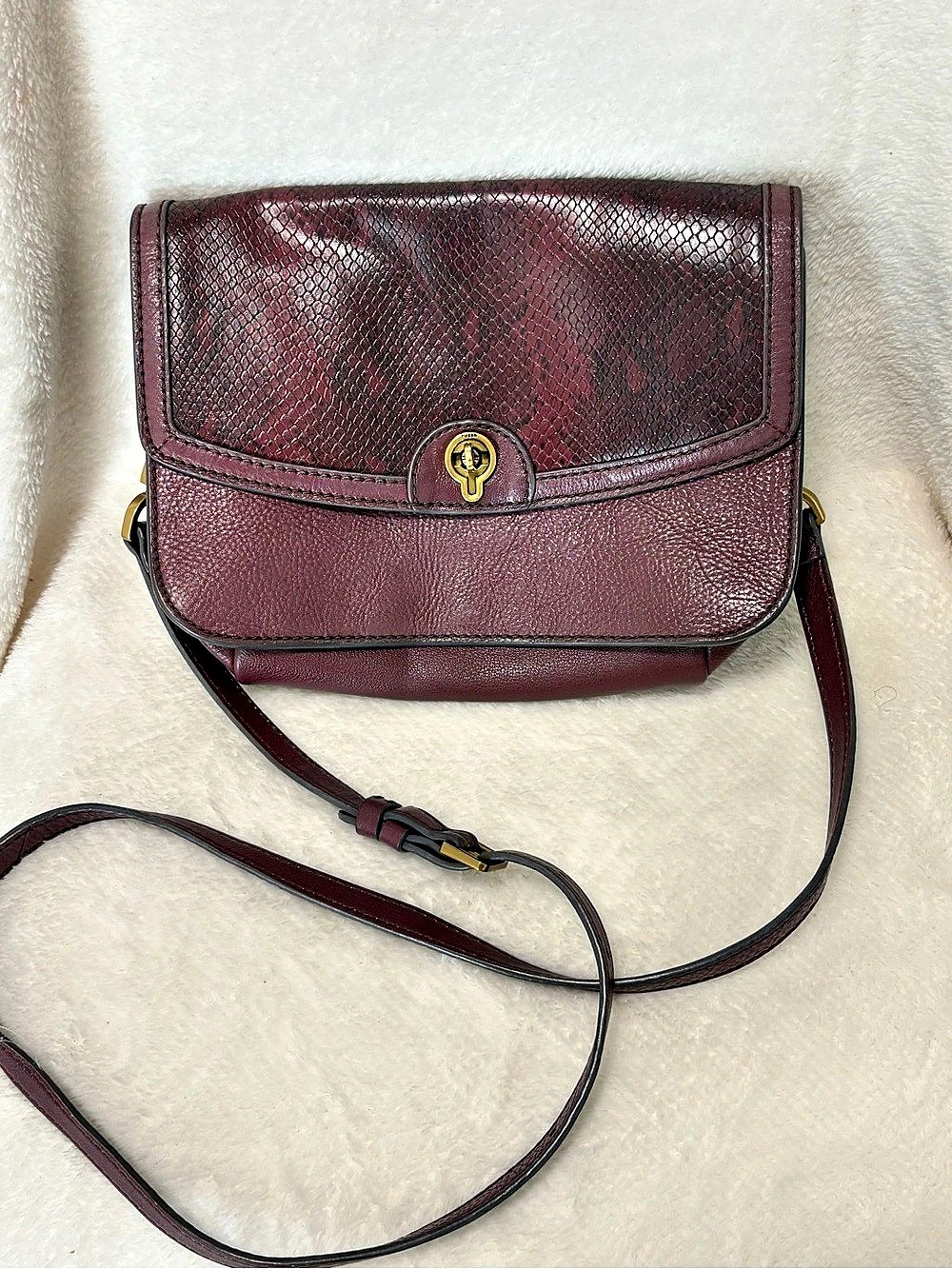 Fossil Leather-Look Crossbody Bag in burgundy